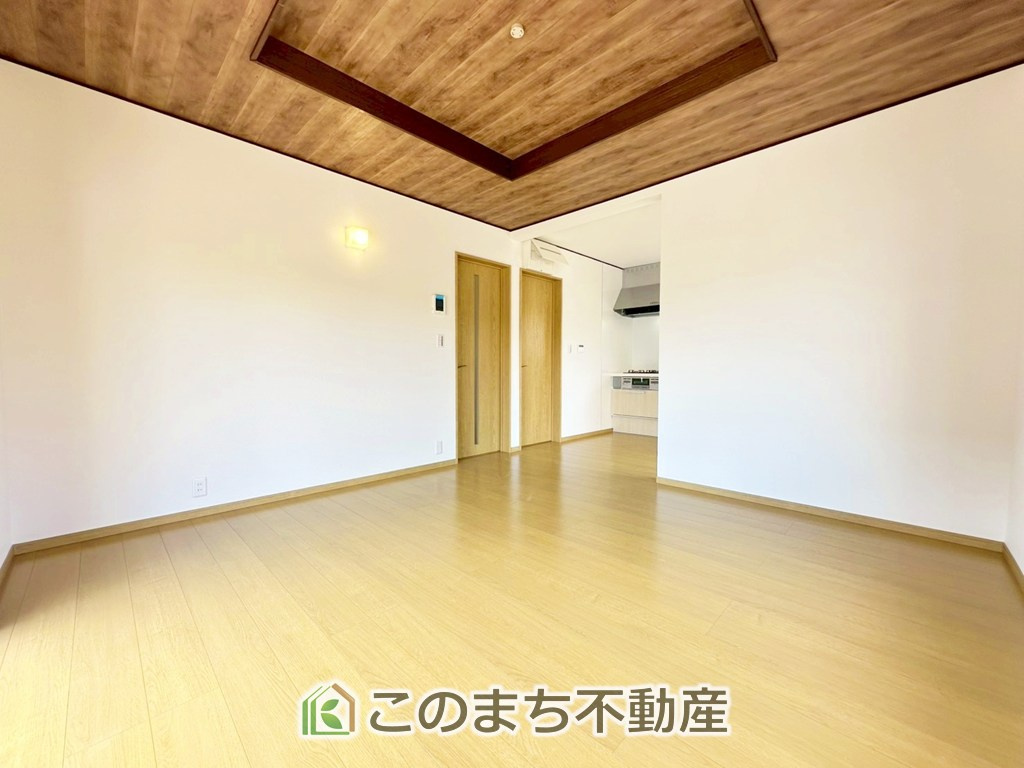 宇都宮市針ヶ谷1期中古戸建の居間・リビング|大きな窓で明るいリビングです！家具を置いても十分なゆとりがございます☆
