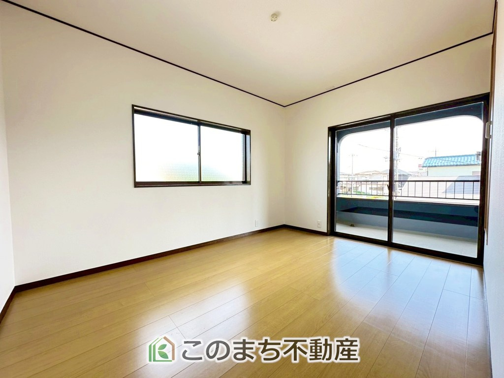 宇都宮市針ヶ谷1期中古戸建の洋室|採光も確保されたお部屋です。大きいベッドを置いても余裕のあるゆとり空間。
