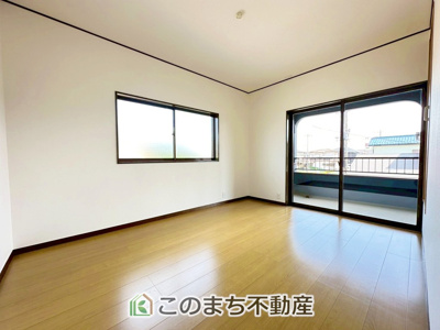 【洋室】 | 宇都宮市針ヶ谷1期中古戸建 | 採光も確保されたお部屋です。大きいベッドを置いても余裕のあるゆとり空間。
