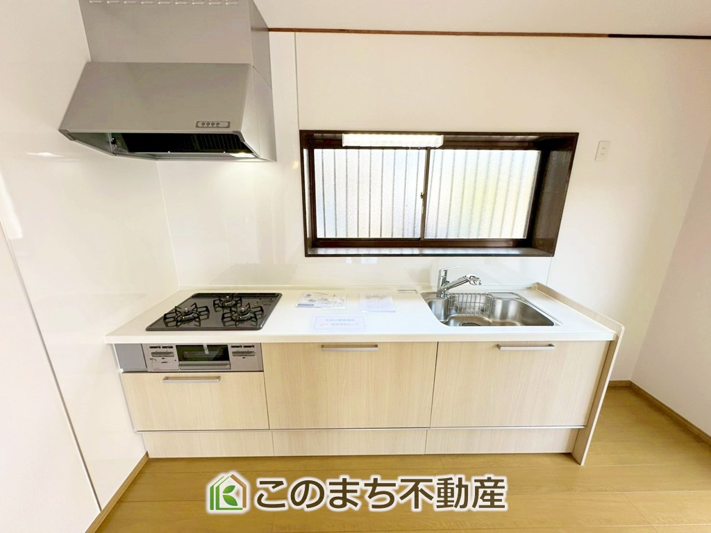 宇都宮市針ヶ谷1期中古戸建のキッチン|"毎日使うキッチン周りが綺麗で清潔に保たれていると、お料理を作るのも楽しくなりますよね♪
機能性とデザイン性を持たせたキッチンで気持ちよく楽しくお料理が出来そうです！"
