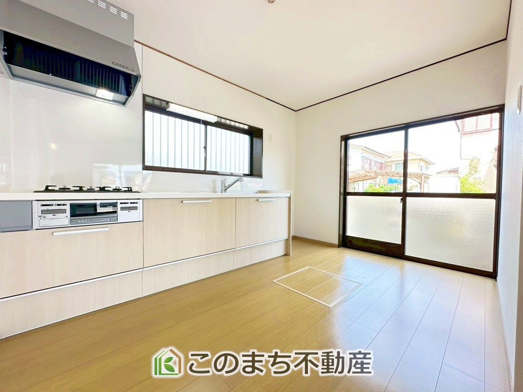 宇都宮市針ヶ谷1期中古戸建のキッチン|デザイン性と機能性を兼ね備えたキッチンです。リビングスペースとの一体感が生まれ、広々空間を演出してくれます。