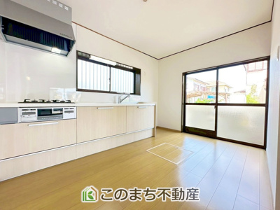 【キッチン】 | 宇都宮市針ヶ谷1期中古戸建 | デザイン性と機能性を兼ね備えたキッチンです。リビングスペースとの一体感が生まれ、広々空間を演出してくれます。