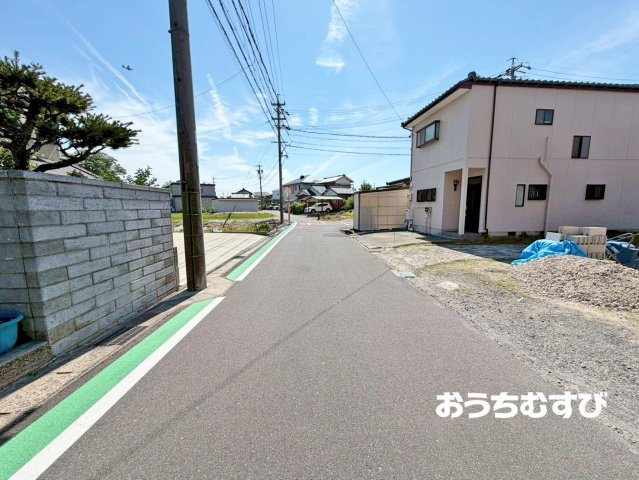 春日井市新開町2期1棟(全1棟)の前面道路含む現地写真