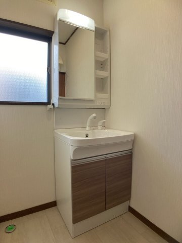 千曲市新田　中古住宅の独立洗面台