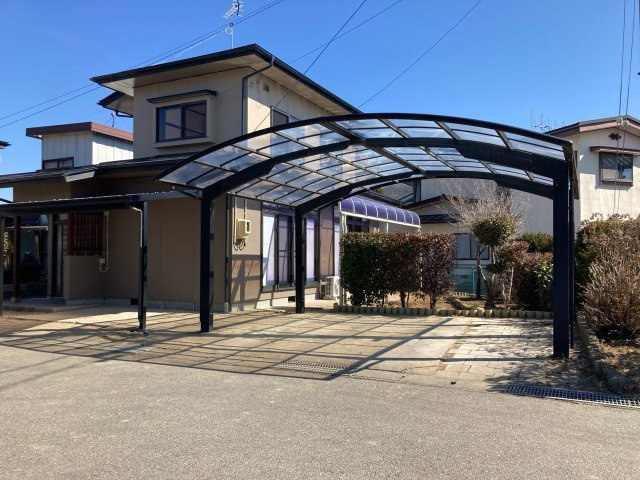 千曲市新田　中古住宅の前面道路含む現地写真