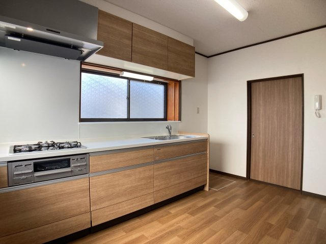 千曲市新田　中古住宅の居間・リビング|キッチンパネルはマグネット式収納がつけられます！いつでも見学可能です♪お問合せは＜Tel 026-477-7419＞まで♪ 