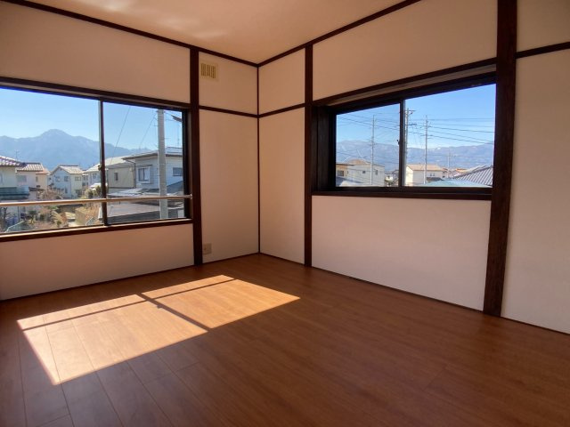 千曲市新田　中古住宅の洋室|日当たり風通しともに良好！明るく朝を迎えられるつくりになっています♪