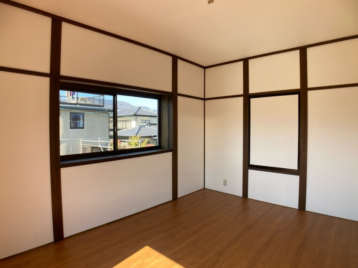 千曲市新田　中古住宅の洋室|日当たり風通しともに良好！明るく朝を迎えられるつくりになっています♪