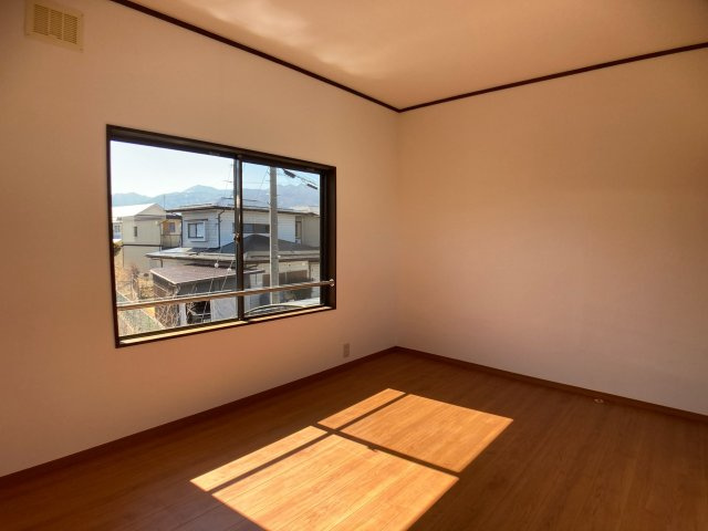 千曲市新田　中古住宅の洋室|日当たり風通しともに良好！明るく朝を迎えられるつくりになっています♪