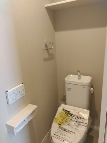 八戸市江陽１丁目のトイレ|1Fウォシュレットトイレ：飽きのこないシンプルな空間を演出したトイレ。みんなが手洗いしやすい高さに設定。少ない水で効率よく洗浄、ママの家事を軽減します。
