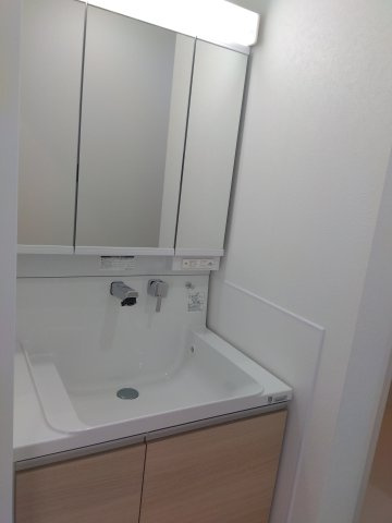 八戸市江陽１丁目の独立洗面台|取り出しやすい全引出タイプ。三面鏡洗面台は、見た目がオシャレなだけでなく収納力や姿見として使えるといった機能面も優れている点が特徴。