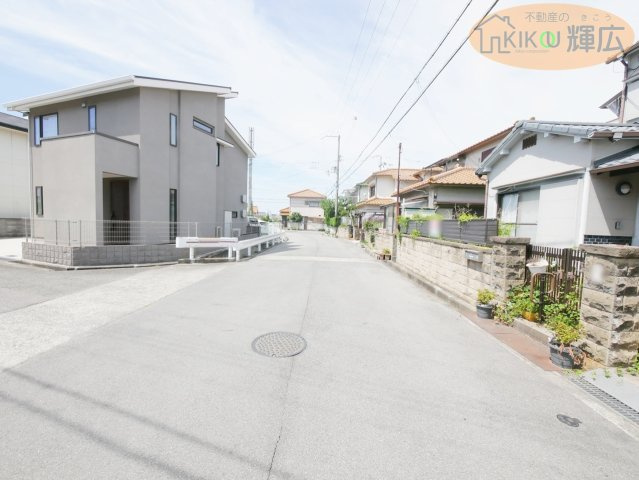 明石市魚住町西岡　中古戸建の前面道路含む現地写真