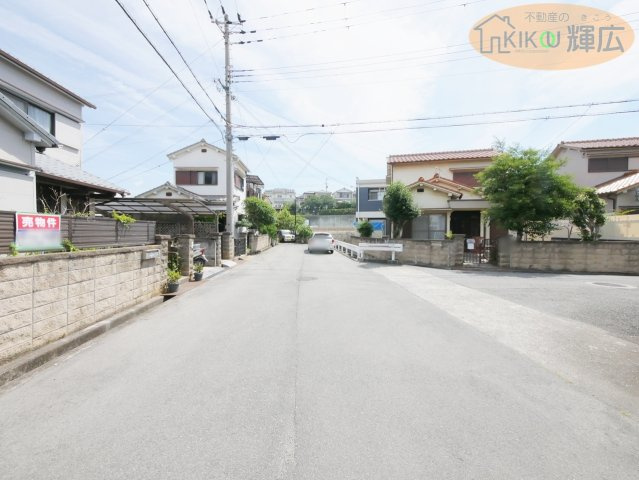 明石市魚住町西岡　中古戸建の前面道路含む現地写真