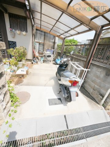 明石市魚住町西岡　中古戸建の駐車場