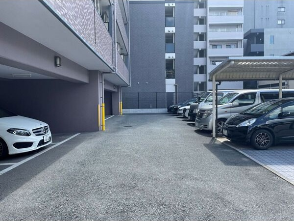 ヒルズ平尾の駐車場