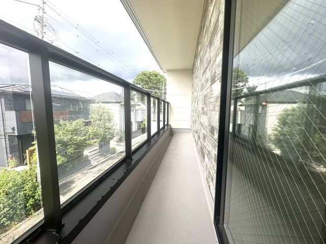 練馬区三原台3丁目 限定1棟のバルコニー|生活に+αのゆとりを演出する2面ワイドバルコニーを設置
毎日のお洗濯物も快適に干すことができます