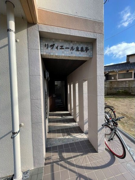 リヴィエール友泉亭のエントランス