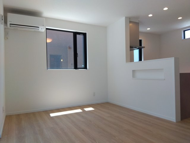八戸市江陽１丁目の居間・リビング|LDKには人気の対面キッチンを採用。料理中でも家族との会話が楽しめる開放的な設計で、お子さまの様子を見守りながら安心して家事ができます。リビングとの一体感があり、家族みんなが自然と集まる空間です
