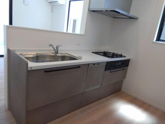 八戸市江陽１丁目のキッチン|システムキッチン。家事の軽減はもちろん、水や光熱費の節約に食器洗い乾燥機付き。