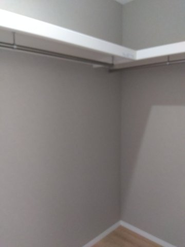 八戸市江陽１丁目の収納|２階洋室：ウォークインクローゼット、収納が多いことで物をしまう場所を確保し家の中を広々と快適に暮らすことができます。