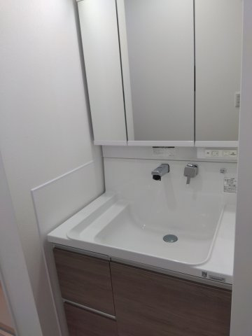 八戸市江陽１丁目の独立洗面台|三面鏡洗面台、見た目がオシャレなだけでなく収納力や姿見として使えるといった機能面も優れている点が特徴。洗濯機置き場、お湯で洗濯することができます。