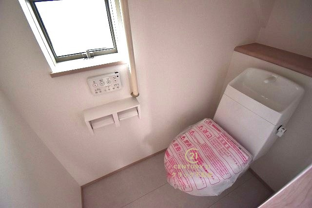 ハートフルタウン 　水戸市見川3丁目964番　Aのトイレ|１階と２階、２ヶ所に清潔なトイレ。お掃除しやすいシンプルなデザイン。
毎日使う空間と機能だから、いつまでも清潔なスペースであってほしいのがトイレです。