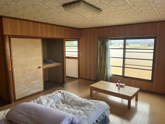 西条市北条中古住宅【650】土地298.93坪　建物不明の洋室