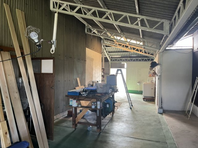 西条市北条中古住宅【650】土地298.93坪　建物不明のその他