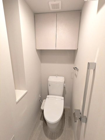 LEFOND PROGRES上野御徒町のトイレ|洗面室と独立した温水洗浄便座、ペーパーホルダーにスマポストレージ付きです