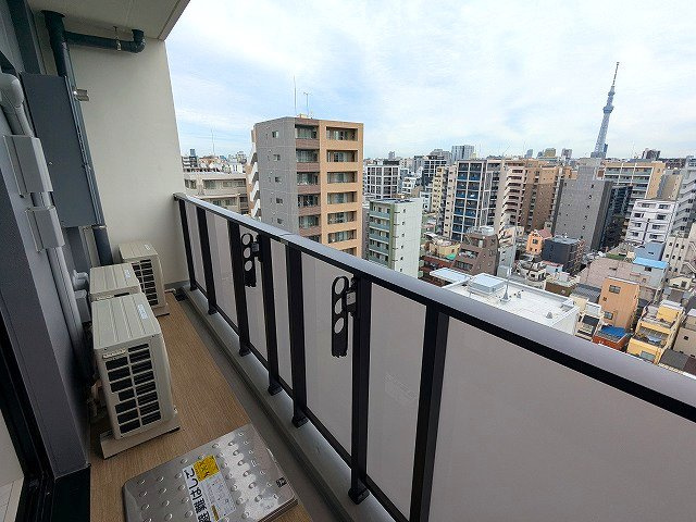 LEFOND PROGRES上野御徒町のバルコニー|14F、上層階はスカイツリー隅田川花火が見えますワイドバルコニー、洗濯物干せます