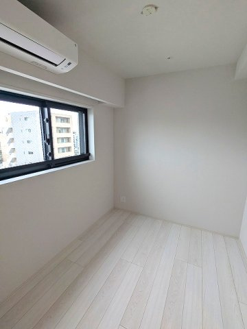 LEFOND PROGRES上野御徒町の設備|3.8帖洋室、ルームカラー3LDKモカグレージュ、その他奇数階オーガニックナチュラル、偶数階ノーブルホワイト、インターネット無料、エアコン3台付、クローゼットには3本のハンガーパイプとネクタイフック付