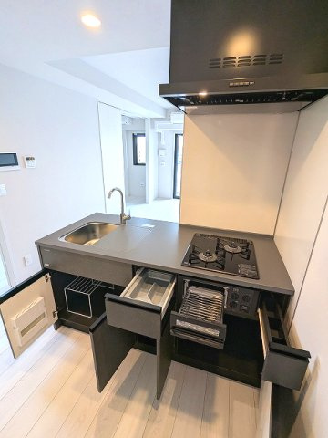 LEFOND PROGRES上野御徒町の設備|グリル付ガス2口システムカウンターキッチン、料理しやすいシンクカバー付、瀟洒でお手入れ楽なガラストップコンロ