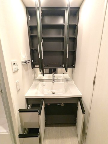 LEFOND PROGRES上野御徒町の設備|トイレと独立した洗面室に洗濯機置場も配置、三面鏡付ハンドシャワー付独立洗面台、洗面台下にヘルスメーターストック有、タオルフックにスマホストレージ付です