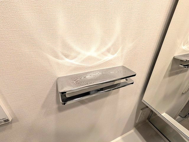 LEFOND PROGRES上野御徒町の設備|洗面台のタオルフックにスマホストレージ付です