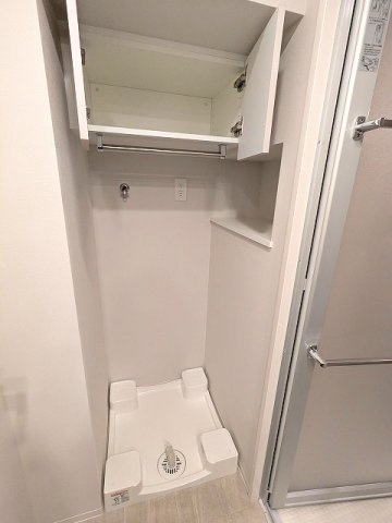 LEFOND PROGRES上野御徒町の設備|トイレと独立した洗面室に洗濯機置場も配置、上段収納の下にハンガー収納パイプ付、排水口のお手入れしやすい様に中央手前に配置し、足高の防水パンです