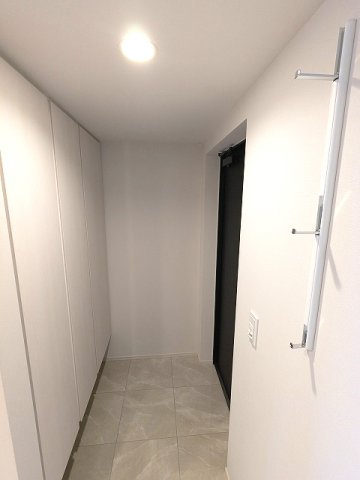 LEFOND PROGRES上野御徒町の設備|玄関はディンプルキーのダブルロックセキュリティ、人感センサー付玄関ライト、コートフック付、直接室内が見えにくい設計です