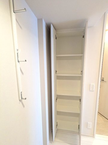 LEFOND PROGRES上野御徒町の設備|シューズBOXと別の玄関収納です