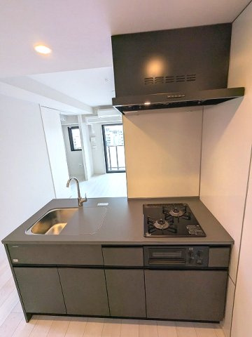 LEFOND PROGRES上野御徒町のキッチン|グリル付ガス2口システムカウンターキッチン、料理しやすいシンクカバー付、瀟洒でお手入れ楽なガラストップコンロ