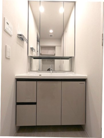 LEFOND PROGRES上野御徒町の洗面所|トイレと独立した洗面室に洗濯機置場も配置、三面鏡付ハンドシャワー付独立洗面台、洗面台下にヘルスメーターストック有、タオルフックにスマホストレージ付です