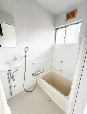 【浴室】 | 西宮市上大市３丁目　中古戸建 | 光が差し込む明るいバスルーム。換気ができ、カビ対策にもなりますね