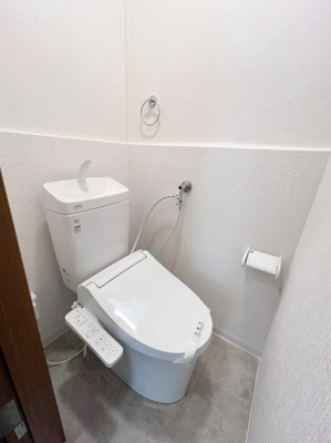 【トイレ】 | 西宮市上大市３丁目　中古戸建 | トイレには快適な温水洗浄便座付き