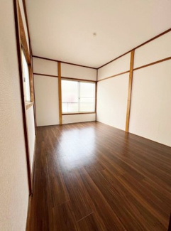 【寝室】 | 西宮市上大市３丁目　中古戸建 | ２面彩光の６帖洋室