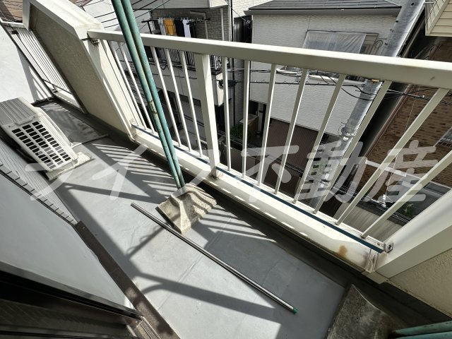 ファースト小阪のバルコニー|外からの目が気にならないバルコニーで洗濯物が干せます