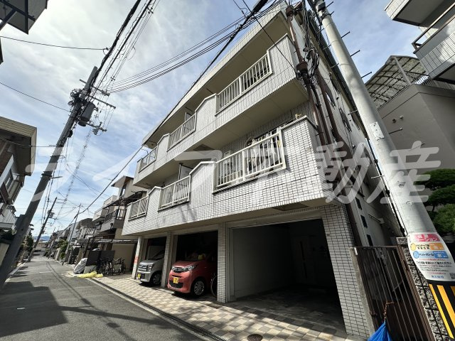 ファースト小阪の外観|落ち着いた雰囲気の外観です