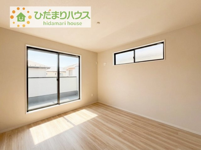 【寝室】 | 取手市戸頭17期　新築戸建　1号棟 | バルコニーに面していて、たっぷり光りの入る明るい主寝室です！