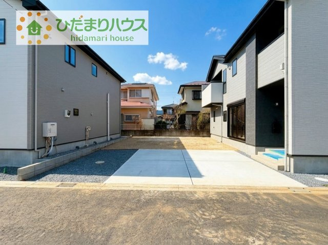【駐車場】 | 取手市戸頭17期　新築戸建　1号棟 | カースペース2台ＯＫ！前面道路も幅が広いため車庫入れも安心です(^^)/