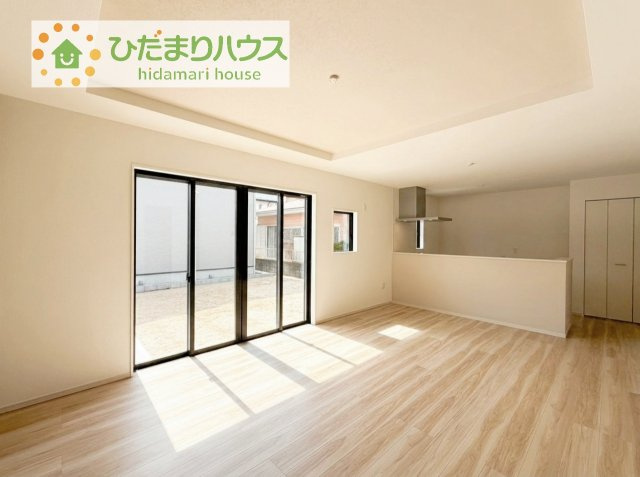 【居間・リビング】 | 取手市戸頭17期　新築戸建　1号棟 | 南側にお庭があり、明るく開放感のあるリビング。
昼間は、電気いらずでエコ+節約にもなります。