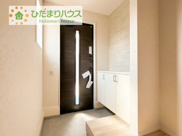 【玄関】 | 取手市戸頭17期　新築戸建　1号棟 | 小窓が付いているドアなので明るいスペースになっています♪