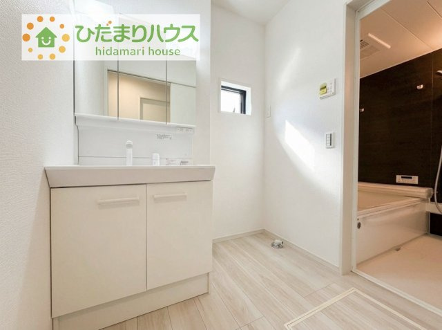 【独立洗面台】 | 取手市戸頭17期　新築戸建　2号棟 | 三面鏡の大きな鏡は憧れます(^^♪鏡の後ろは収納となっていて、細かいものでも収納できるのでスッキリと整理できます！