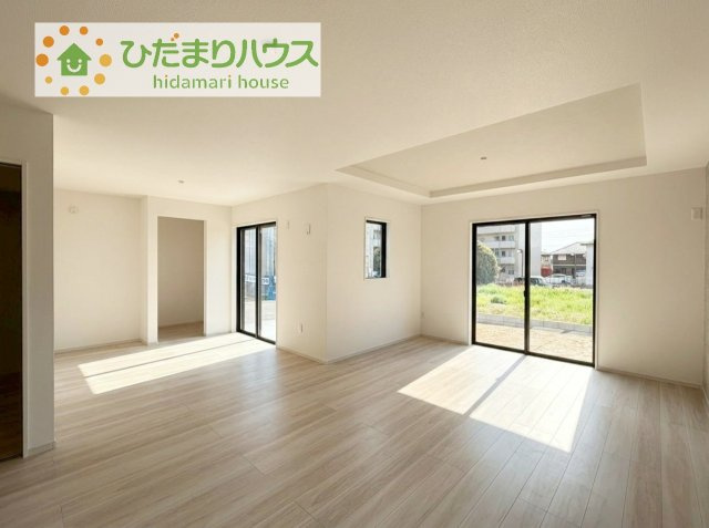 【居間・リビング】 | 取手市戸頭17期　新築戸建　2号棟 | リビングの大きな窓からは、暖かな日の光が降り注ぎます・・・